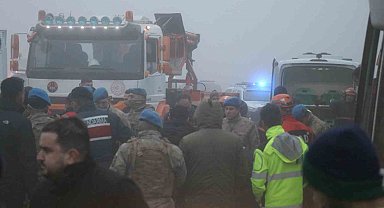 Katliam gibi kazada acı detay: Yardım için durdukları yolda canlarından oldular