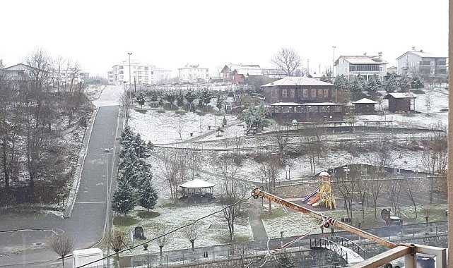 Kavak ilçesine mevsimin ilk karı yağdı