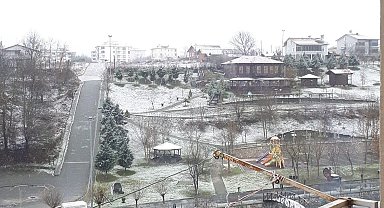 Kavak ilçesine mevsimin ilk karı yağdı