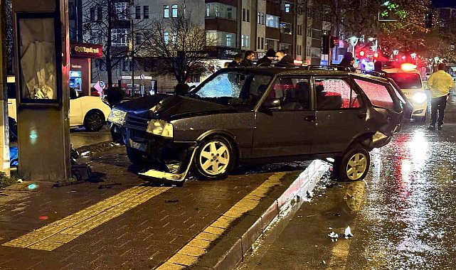 Kavşakta çarpışan iki otomobil otobüs durağına daldı: 2 yaralı