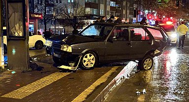 Kavşakta çarpışan iki otomobil otobüs durağına daldı: 2 yaralı