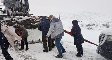 Kayak merkezi yolunda mahsur kalan kafile kurtarıldı