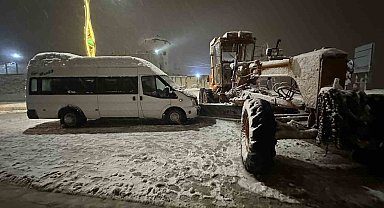Kaygan yolda duramayan minibüs greydere çarptı