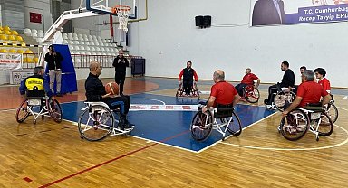 Kaymakam Aydın, özel gereksinimli bireylerle basketbol oynayıp voleybol maçı yaptı