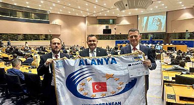 Kaymakam Ürkmezer ve Başkan Yücel, 2024 Akdeniz Spor Başkenti Ödülü'nü teslim aldılar