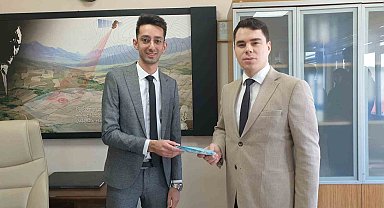 Kaymakam'dan başarılı memura ödül