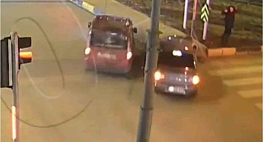 Kaza anında kaldırımda bekleyen vatandaşın yaşadığı panik kamerada