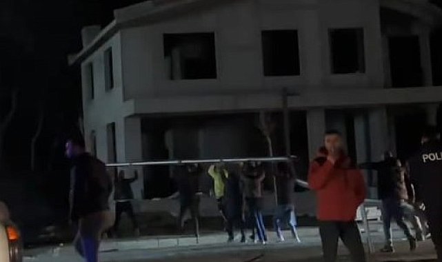 Kazada yola devrilen elektrik direğini el birliğiyle kaldırıp böyle taşıdılar