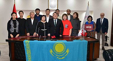 Kazak Hekimler'den Rektör Özölçer'e ziyaret