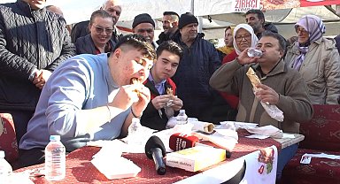 Kebabı en hızlı yiyen altın değerindeki baklavayı kaptı