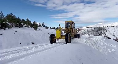 Kemah'ta kar temizleme çalışmaları aralıksız sürüyor