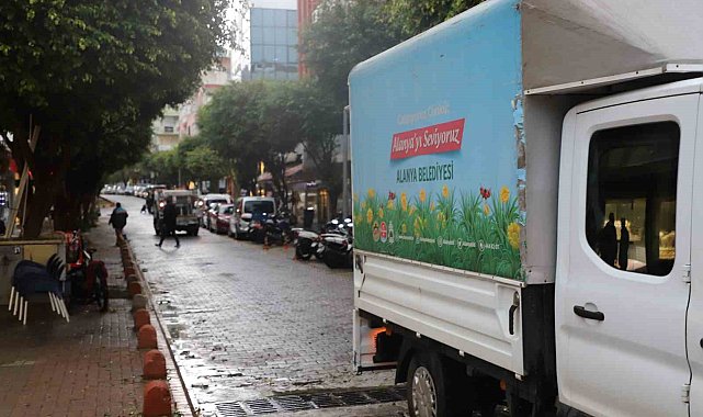 Kentte etkili olan şiddetli yağışlar sonrası Alanya Belediyesi tüm ekipleri ile sahada