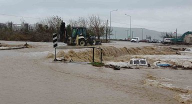 Kepez deresindeki taşkın devam ediyor, sahil yolu trafiğe kapalı
