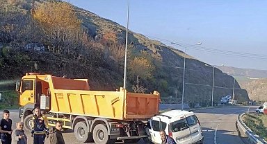 Kezer yolunda kontrolden çıkan araç kamyonun altında girdi