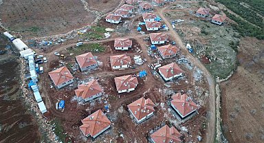Kilis'te depremzedeler için yapılan köy evlerinin inşası sürüyor