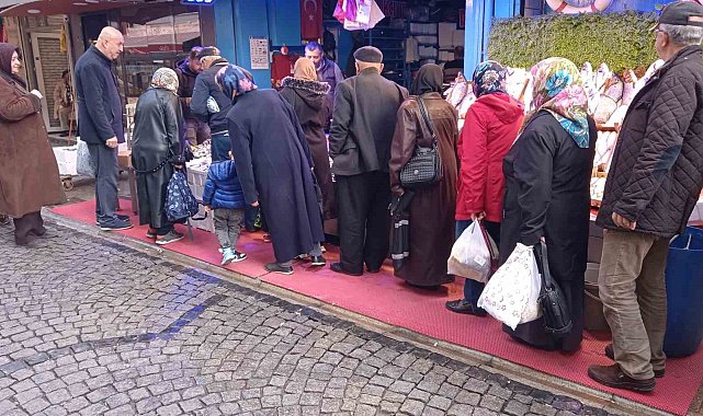 Kilosu 50 liradan satılan hamsi için kuyruk oluşturdular