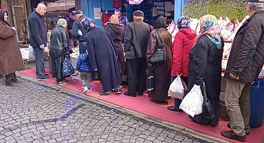 Kilosu 50 liradan satılan hamsi için kuyruk oluşturdular