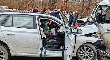 Kırklareli'de minibüs ile otomobilin çarpıştığı kazada 9 kişi yaralandı