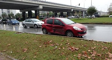 Kırmızı ışıkta geçen araca böyle çarptı