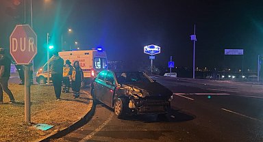 Kırmızı ışıkta geçen tır, çarptığı otomobili yolda ters döndürdü: 1 yaralı