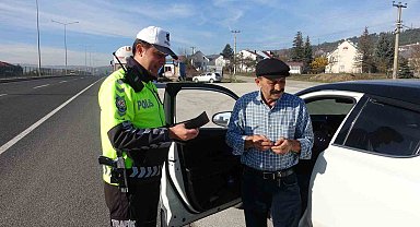 Kırmızı ışıkta geçtiler: "Sizin lambanız geç yandı"
