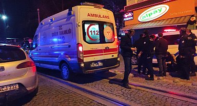 Kız arkadaşıyla yolda yürürken husumetlisi tarafından bıçaklandı