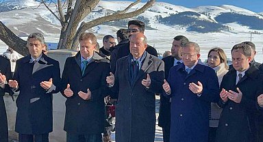 KKTC Cumhurbaşkanı Ersin Tatar'dan şehitlik ziyareti