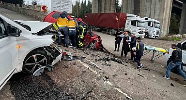Kocaeli'de 2 araç kafa kafaya çarpıştı: 3 yaralı