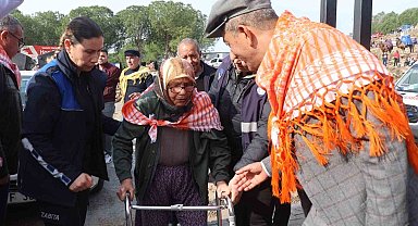 Koçarlı Deve Güreşi'nin onur konuğu 100 yaşındaki Fatma nine oldu