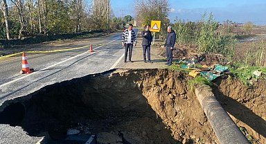 Koçarlı'da yağış sonrası karayolunda çökme meydana geldi