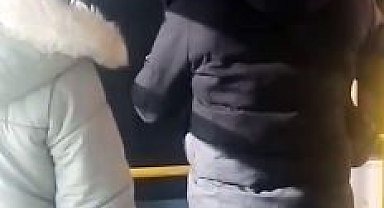 Kocasını sevgilisiyle minibüste yakalayan kadın öfke kustu