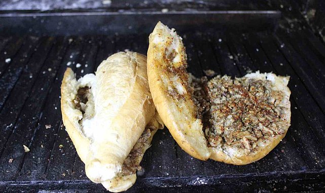 Kokoreç ustası, tüm zorluklara rağmen evine ekmek götürmeye devam ediyor