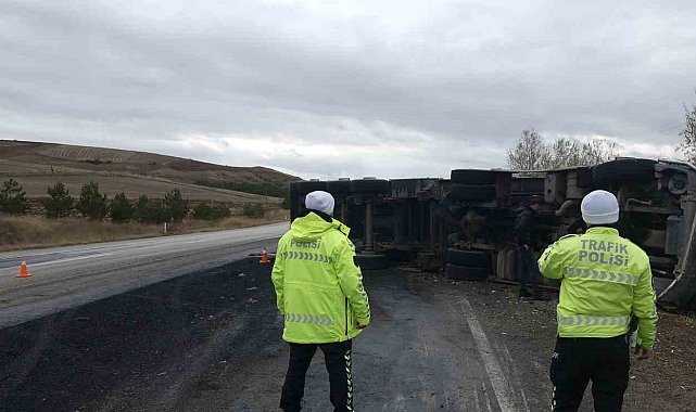 Kömür yüktü tır devrildi, karayolunda ulaşım tek şeritten sağlandı
