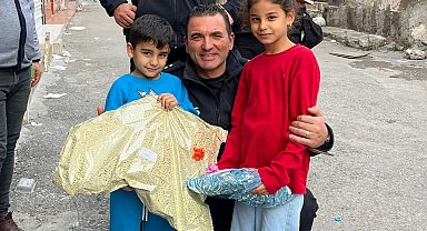 Konak polisinden çocuklara sürpriz yılbaşı hediyesi