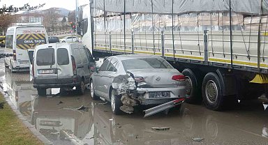 Kontrolden çıkan araç, önce otomobile sonra öğrenci servisine çarptı