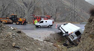 Kontrolden çıkan minibüs devrildi