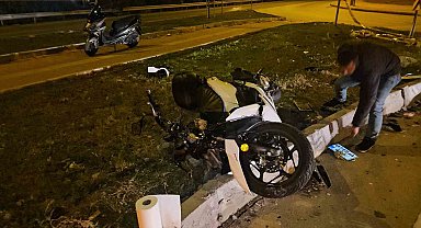 Kontrolden çıkan motosiklet refüje çarptı: 1 ağır yaralı