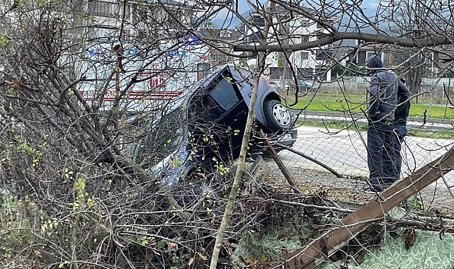 Kontrolden çıkan otomobil evin bahçesine devrildi
