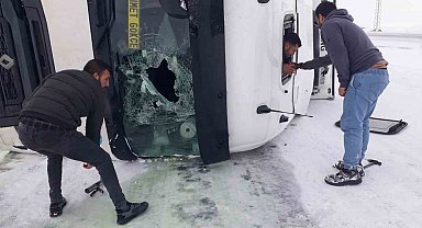 Kontrolden çıkan tır devrildi