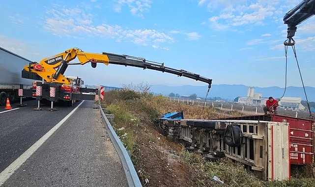 Kontrolden çıkan tır şarampole devrildi