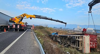 Kontrolden çıkan tır şarampole devrildi