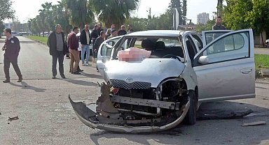 Kontrolsüz kavşakta iki otomobil çarpıştı: 3 yaralı