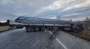 Konya'da kamyon ile tır çarpıştı: 2 yaralı