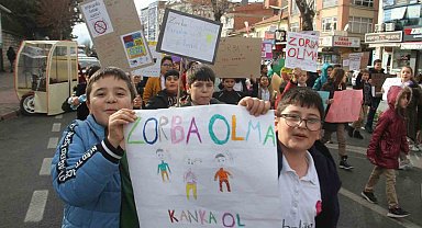 Konya'da öğrenciler akran zorbalığına dikkat çekmek için yürüdü