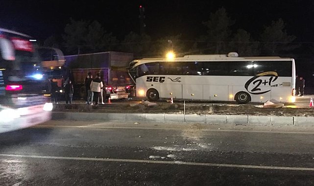 Konya'da yolcu otobüsü tıra çarptı: 11 yaralı