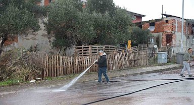 Körfez'de çamurla kaplanan yollar yıkandı