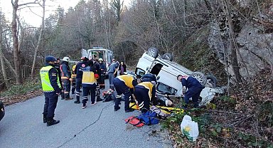 Köy yolunda virajı alamayan hafif ticari araç takla attı