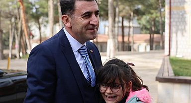 Küçük kız Vali Aygöl'e "Muhtar" deyince herkesi güldürdü