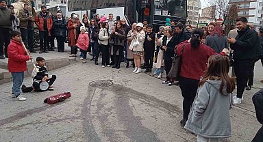 Küçük müzisyenlerden sokak konseri