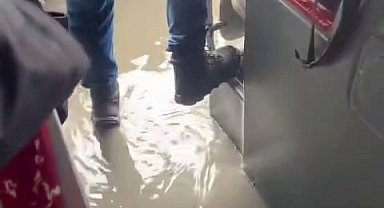 Küçükçekmece'de İETT Otobüsünü su bastı: O anlar kamerada